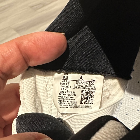 Jordan - White and Black Athletic Sneakers CMFT - Picture 2 of 6